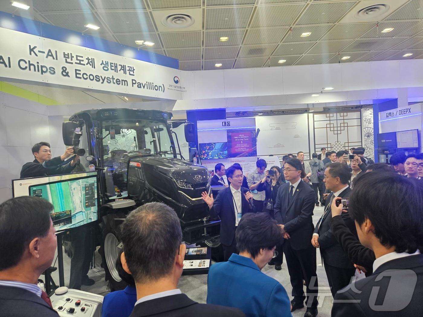 본문 이미지 - 류제명 과학기술정보통신부 제2차관이 22일 2026 월드IT쇼에서 부스를 돌아보고 있다. ⓒ 뉴스1 나연준 기자