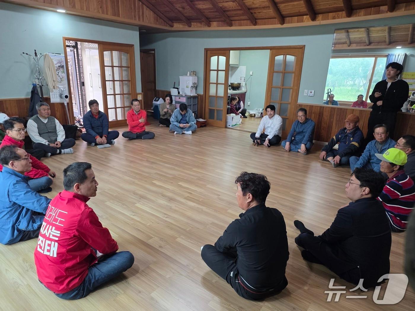 본문 이미지 - 김진태 국민의힘 강원특별자치도지사 예비후보가 21일 현장 밀착형 행보인 '회관일기' 5탄을 통해 양양군 손양면 수산리어촌마을주민들과 소통을 이어갔다.(김진태 예비후보 측 제공. 재판매 및 DB금지)/뉴스1