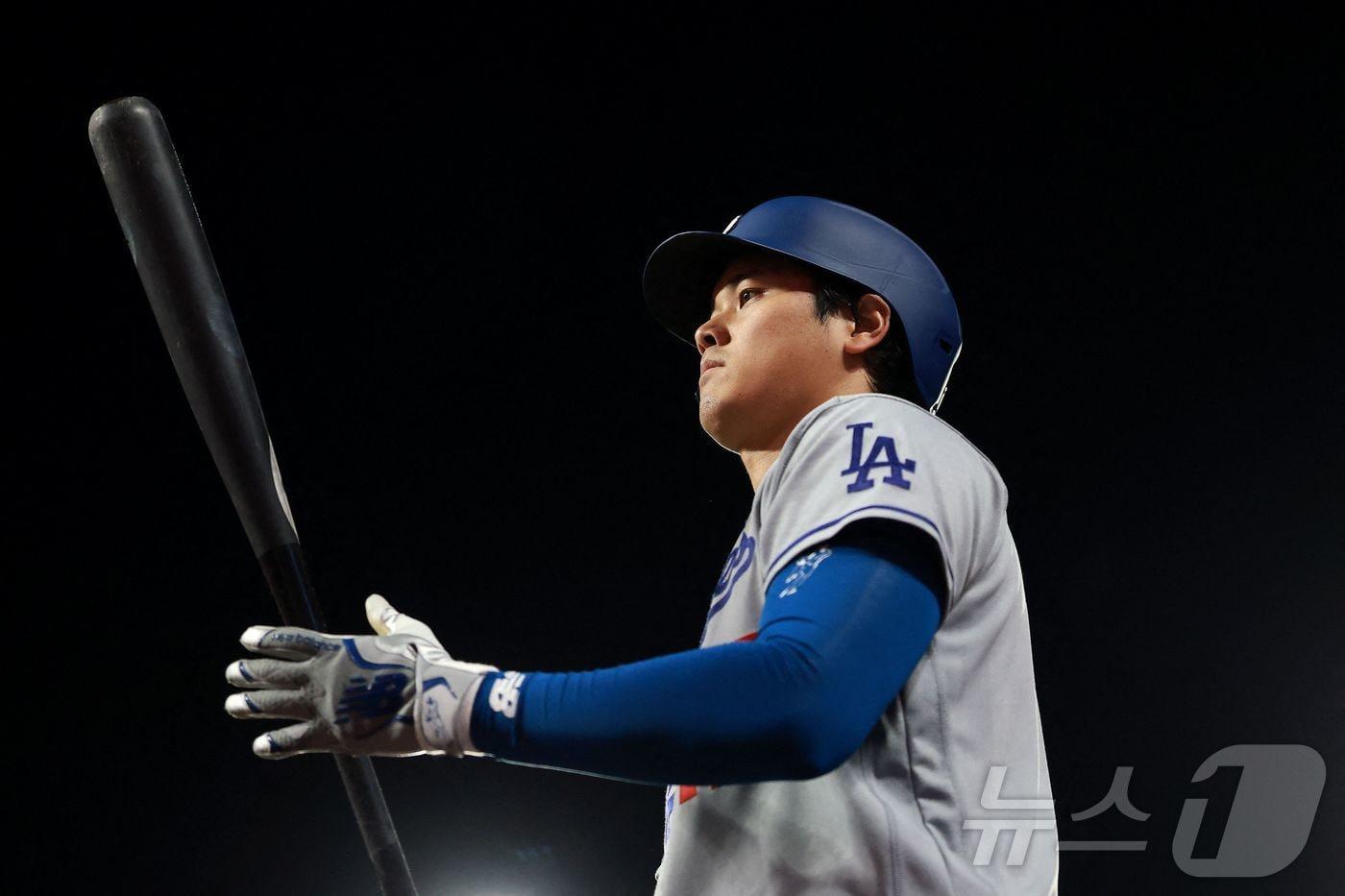 본문 이미지 - LA 다저스 오타니 쇼헤이가 22일(한국시간) 열린 2026 메이저리그 샌프란시스코 자이언츠와 원정 경기에서 7회초 내야안타를 쳐서 53경기 연속 출루 행진을 이어갔다. ⓒ AFP=뉴스1