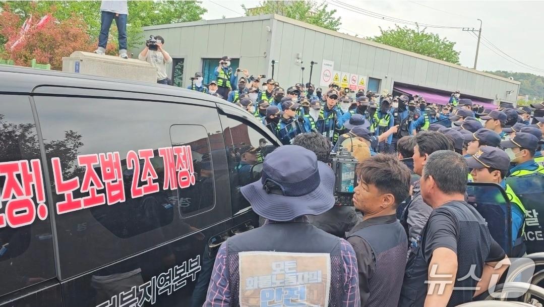 본문 이미지 - 화물연대 집회 중인 지난 20일 연대 소속의 한 승합차가 CU 진주물류센터 내부로 진입하고 있다. 2026.4.22/뉴스1 한송학기자