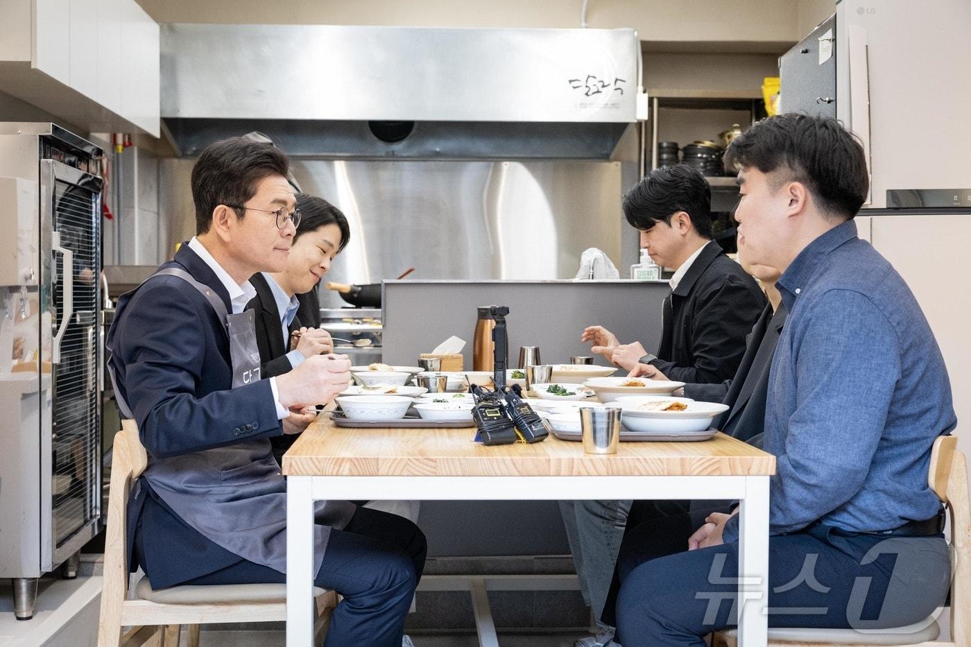 본문 이미지 - 정원오 더불어민주당 서울시장 후보가 22일 서울 중구 청년밥상 달그락에서 진행된 '찾아가는 서울 인(人)터뷰 3탄 직장인 밥상편'에서 식사를 하며 시민들과 대화를 나누고 있다. (정원오 캠프 제공. 재판매 및 DB 금지) 2026.4.22 ⓒ 뉴스1