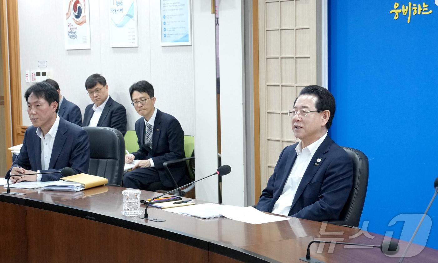 본문 이미지 - 김영록 전라남도지사가 22일 도청 서재필실에서 400만 전남·광주통합특별시 조성을 위한 기업유치 특별전담반 회의를 주재하고 있다.(전남도 제공. 재판매 및 DB금지) 2026.4.22 ⓒ 뉴스1