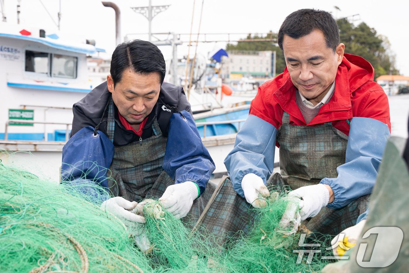본문 이미지 - 장동혁 국민의힘 대표와 김진태 강원특별자치도지사가 22일 강원 양양군 남애항에서 그물 정리 작업을 하고 있다. 2026.4.22 ⓒ 뉴스1 유승관 기자