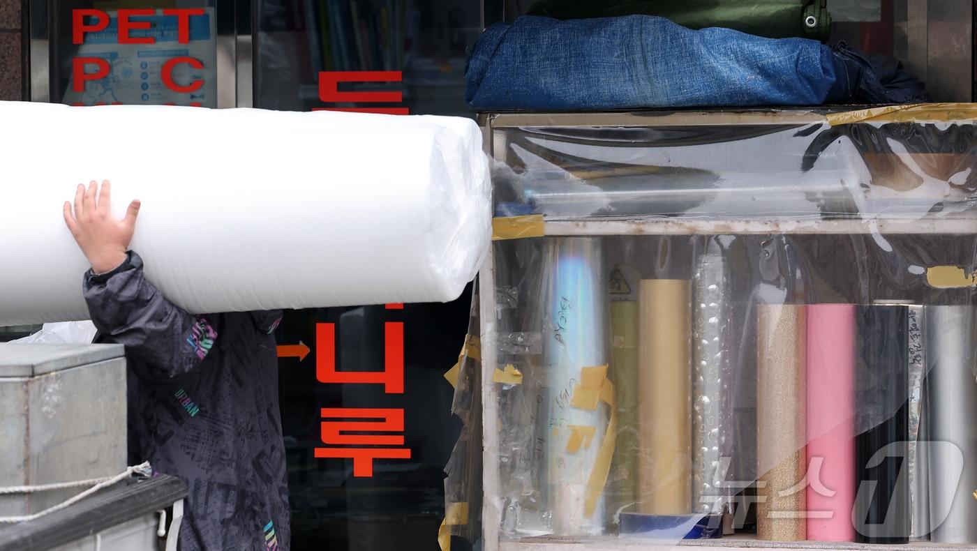 본문 이미지 - 서울 중구 방산시장에 진열된 비닐 제품. 2026.4.22 ⓒ 뉴스1 김성진 기자