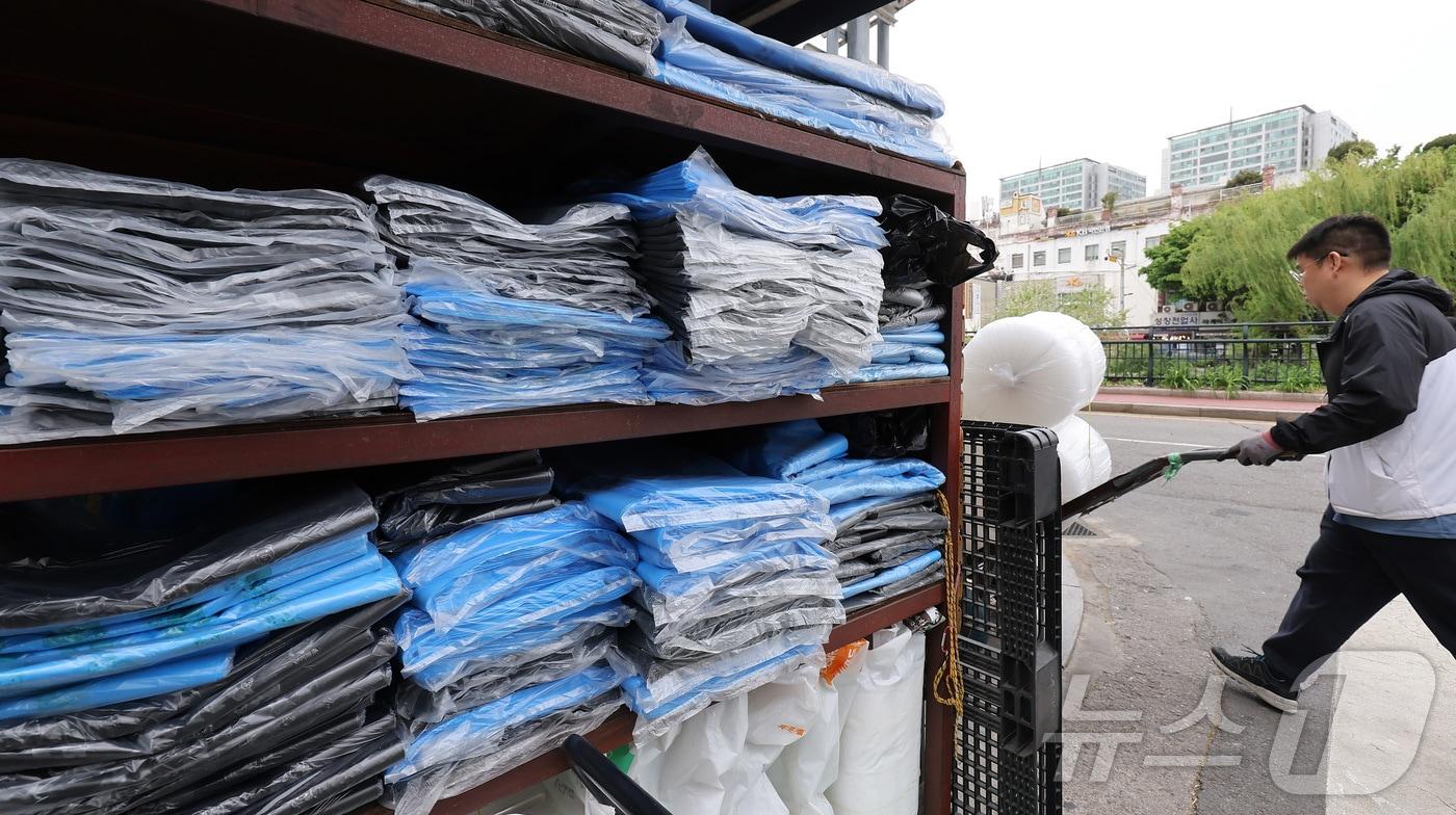 본문 이미지 - 서울 중구 방산시장에 진열된 비닐 제품. 2026.4.22 ⓒ 뉴스1 김성진 기자