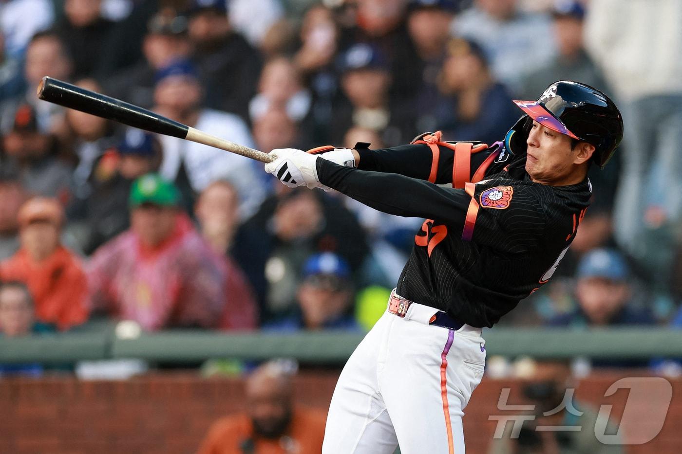 본문 이미지 - 샌프란시스코 자이언츠 이정후가 22일(한국시간) 열린 2026 메이저리그 LA 다저스전에서 3타수 2안타 1타점을 기록하며 팀의 3-1 승리를 이끌었다. ⓒ AFP=뉴스1
