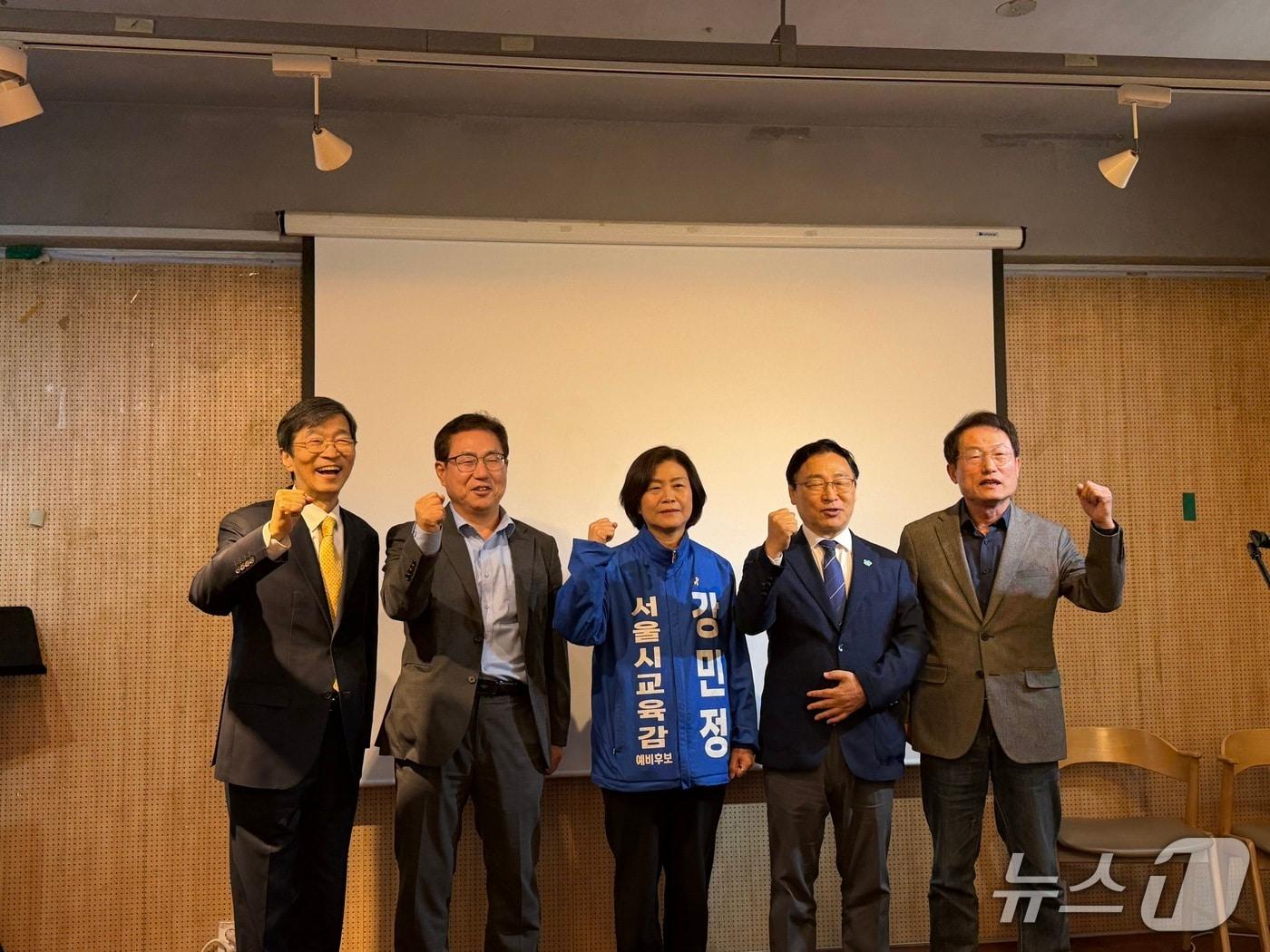 본문 이미지 - 서울시교육감 예비후보과 곽노현·조희연 전 서울시교육감이 22일 종로구 문화공간 온에서 비공개 회동을 가졌다. 사진 왼쪽부터 곽노현 전 서울시교육감, 한만중 예비후보, 강민정 예비후보, 정근식 예비후보, 조희연 전 서울시교육감/뉴스1 ⓒ News1 조수빈 기자