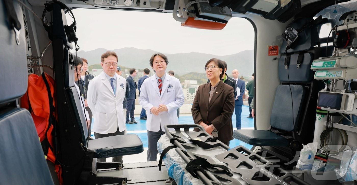 본문 이미지 - 정은경 보건복지부 장관이 22일 오전 강원 원주시 원주세브란스기독병원에서 병원 관계자들과 구급차를 살펴보고 있다. (보건복지부 제공. 재판매 및 DB 금지) 2026.4.22 ⓒ 뉴스1