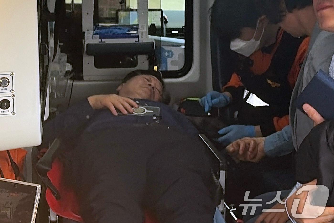 본문 이미지 - 6·3 지방선거 더불어민주당 전북지사 경선 낙마로 단식에 돌입한 안호영 더불어민주당 의원이 22일 서울 여의도 국회 본관 앞 단식농성장에서 응급차에 실려 이송되고 있다. 2026.4.22 ⓒ 뉴스1 이승배 기자