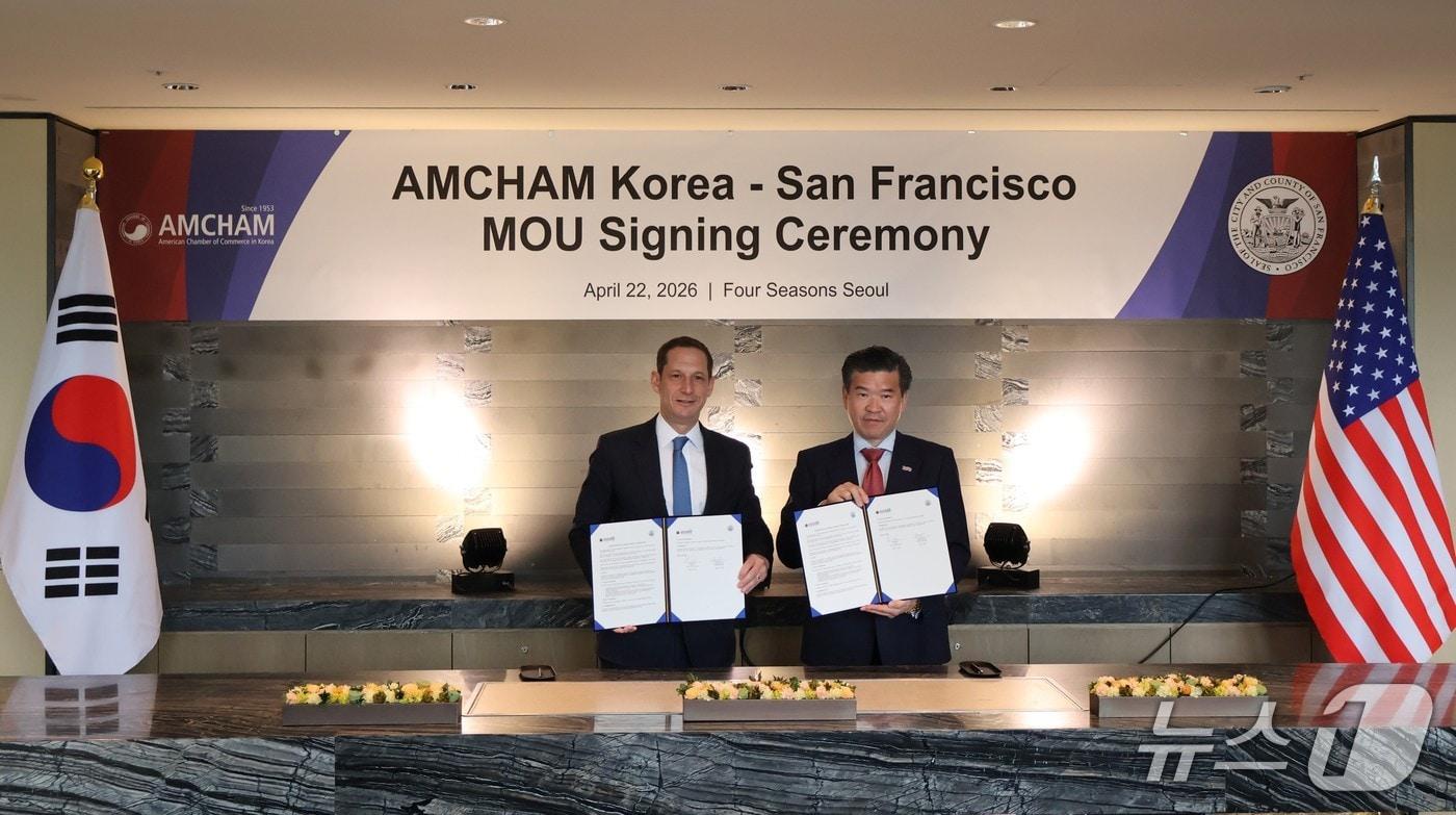 본문 이미지 - 제임스 김(사진 오른쪽) 암참 회장 겸 대표이사와 다니엘 루리 샌프란시스코 시장이 MOU를 체결한 후 기념사진을 촬영하고 있다. (사진제공 =  주한미국상공회의소)