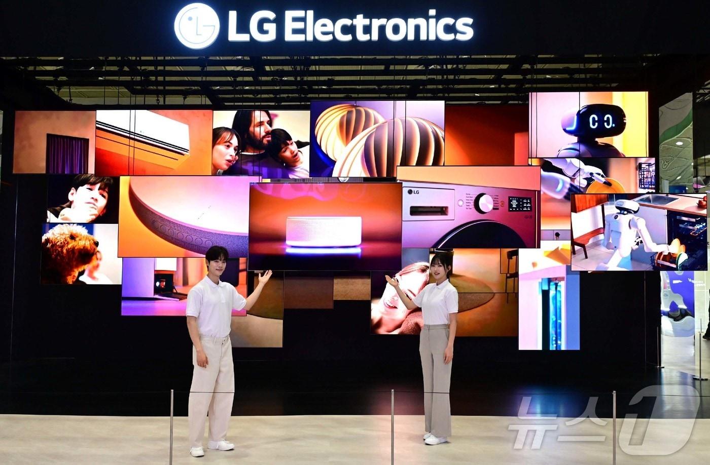 본문 이미지 - 22일 서울 강남구 코엑스에서 열린 '2026 월드IT쇼' LG전자 전시장 입구에 초슬림·초밀착 무선 월페이퍼 TV ‘LG 시그니처 올레드' 25대를 천장에 매달아 마치 공중에 떠 있는 듯한 초대형 오브제가 설치되어 있다. (LG전자 제공. 재판매 및 DB 금지) 2026.4.22 ⓒ 뉴스1