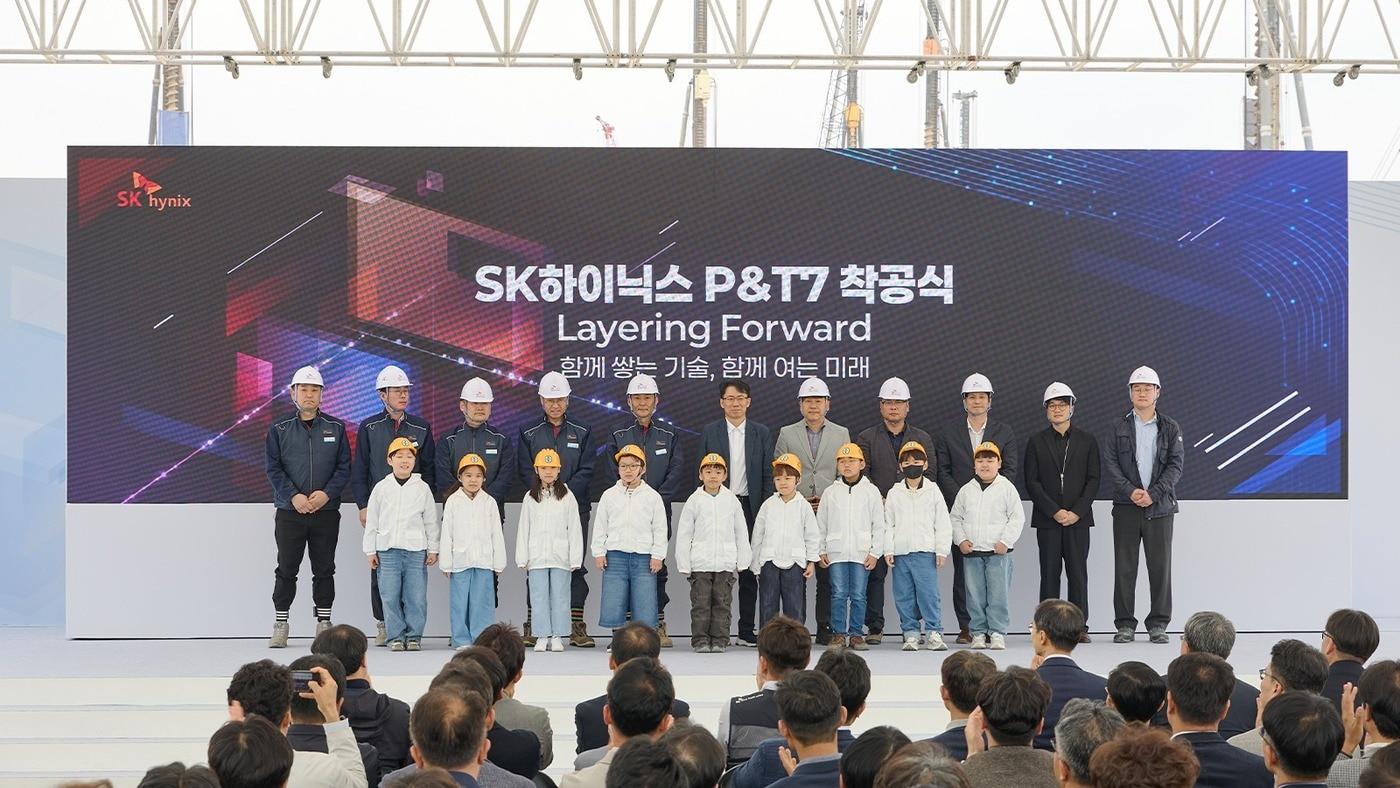 본문 이미지 - P&T7 착공식에서 참가자들이 기념 촬영을 하고 있다.(SK하이닉스 제공)/뉴스1