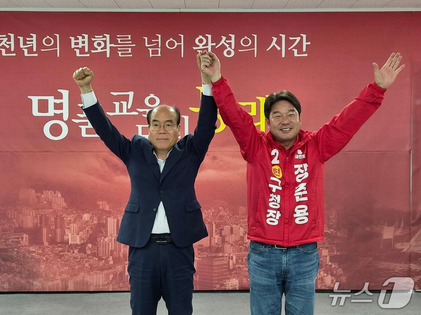 본문 이미지 - 권오성 부산 동래구청장 예비후보(왼쪽)가 국민의힘 장준용 동래구청장 예비후보 지지 선언을 하고 있다.2026.4.22/뉴스1 ⓒ News1 임순택 기자