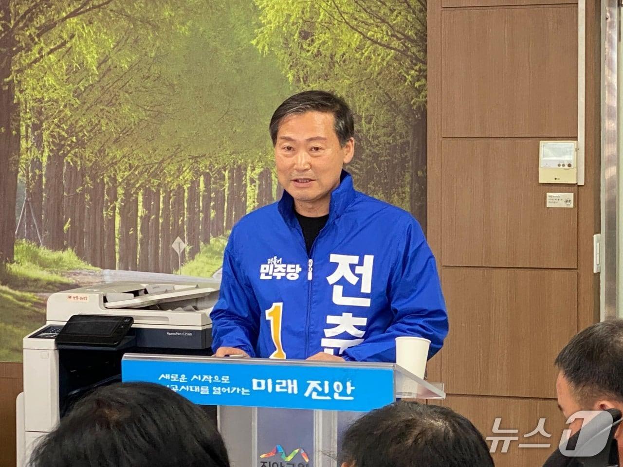 본문 이미지 - 22일 더불어민주당 전북 진안군수 후보로 확정된 전춘성 예비후보가 진안군청 브리핑룸에서 기자회견을 갖고 있다.2026.4.22/뉴스1