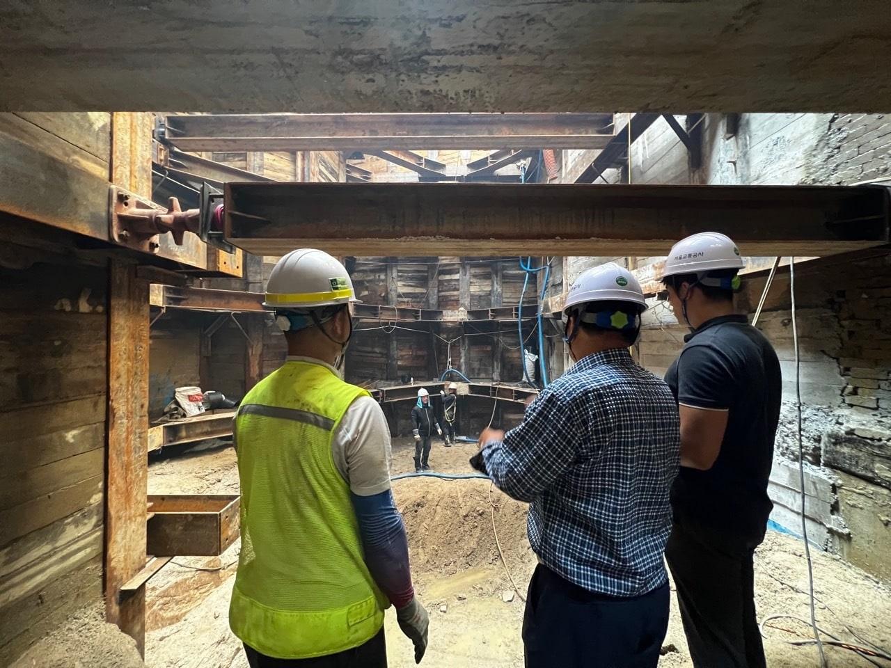 본문 이미지 - 지반침하의 원인이 될 수 있는 지하개발 현장위험요소를 살피는 모습(노원구 제공)