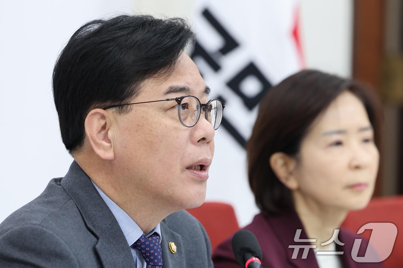 본문 이미지 - 송언석 국민의힘 원내대표가 지난 22일 서울 여의도 국회에서 기자간담회를 하고 있다. 2026.4.22 ⓒ 뉴스1 신웅수 기자