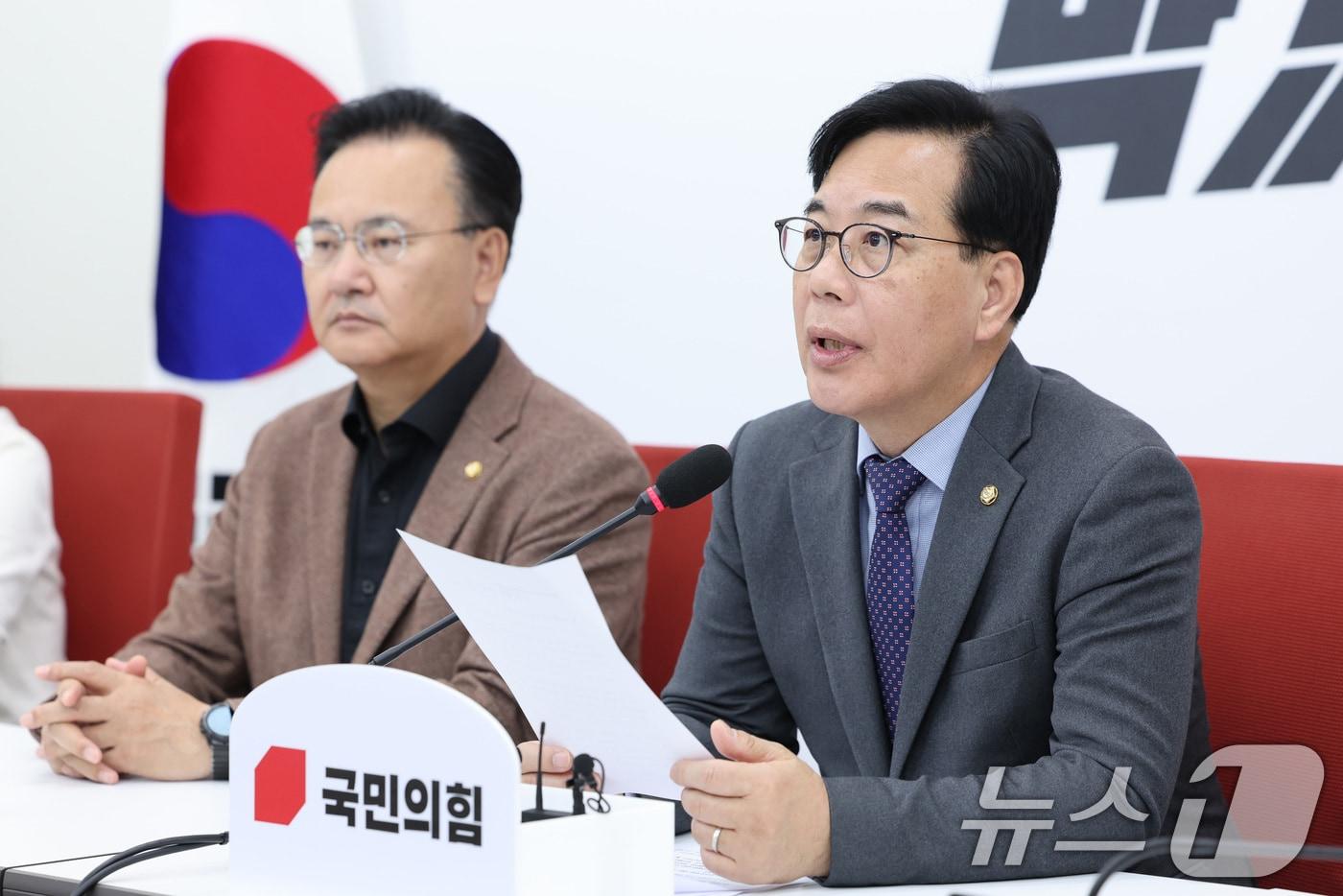 본문 이미지 - 송언석 국민의힘 원내대표가 22일 서울 여의도 국회에서 기자간담회를 하고 있다. 2026.4.22 ⓒ 뉴스1 신웅수 기자