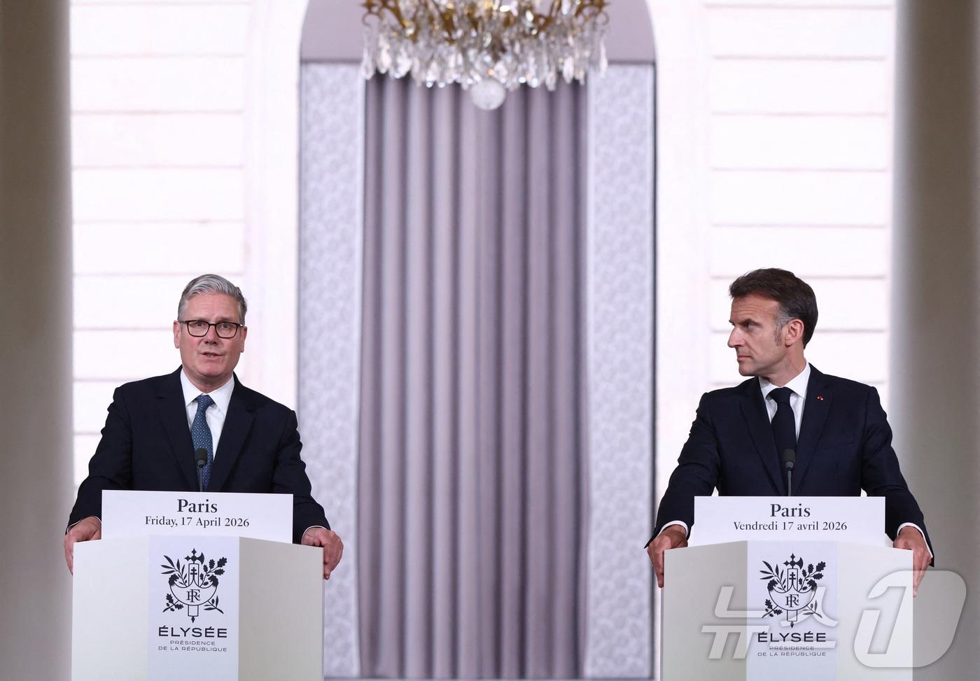 본문 이미지 - 키어 스타머 영국 총리와 에마뉘엘 마크롱 프랑스 대통령이 17일(현지시간) 프랑스 파리 엘리제궁에서 열린 다국적 화상 정상회담 후 기자회견에 참석하고 있다. 2026.04.17. ⓒ 로이터=뉴스1