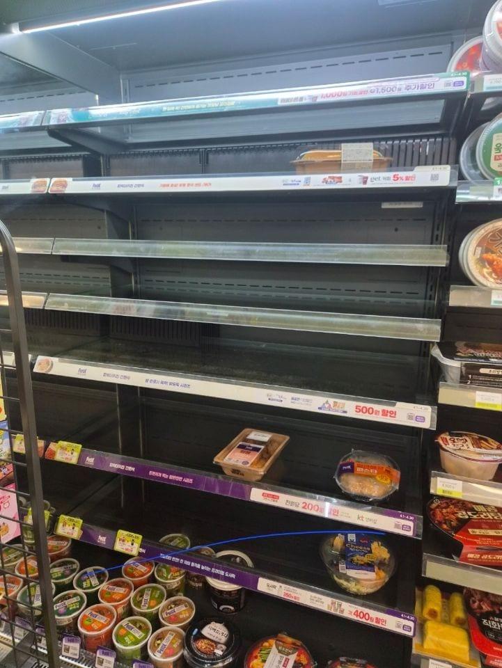 본문 이미지 - 서울 동대문가 장안동의 한 CU 점포 매대가 텅 비어있다.(독자 제공). 