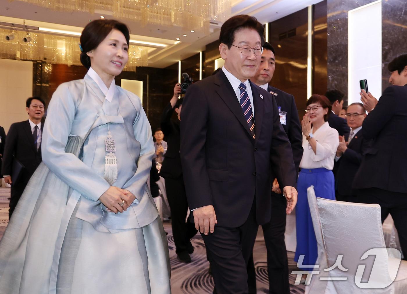 본문 이미지 - 베트남을 국빈 방문 중인 이재명 대통령과 김혜경 여사가 22일(현지시간) 하노이의 한 호텔에서 열린 동포 오찬 간담회에 입장하고 있다. 2026.4.22 ⓒ 뉴스1 이재명 기자