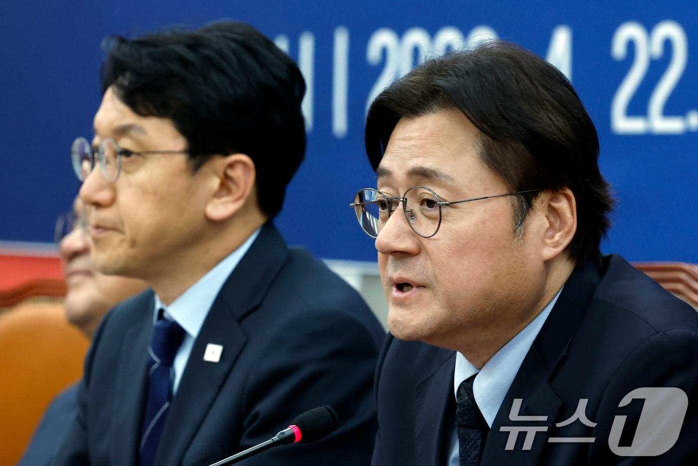 본문 이미지 - 홍익표 청와대 정무수석이 22일 오후 서울 여의도 국회 당 원내대표실에서 열린 균형성장 주요현안 당-정-청 정책간담회에서 인사말을 하고 있다. 2026.4.22 ⓒ 뉴스1 박정호 기자