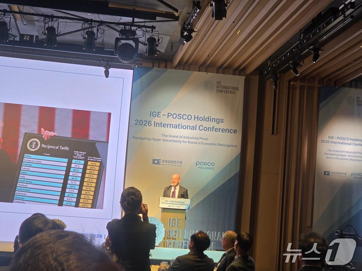 본문 이미지 - 마커스 놀랜드 피터슨국제경제연구소 소장이 22일 웨스턴 서울에서 진행된 세계경제연구원-포스코홀딩스 주최 국제컨퍼런스에 참석해 연설하고 있다. 2026.4.22ⓒ 뉴스1