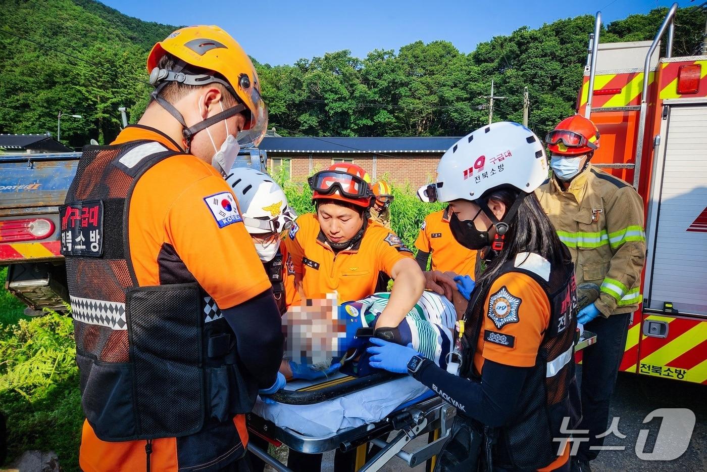 본문 이미지 - 전북 소방이 환자를 이송하고 있다.(전북소방본부 제공. 재판매 및 DB금지)