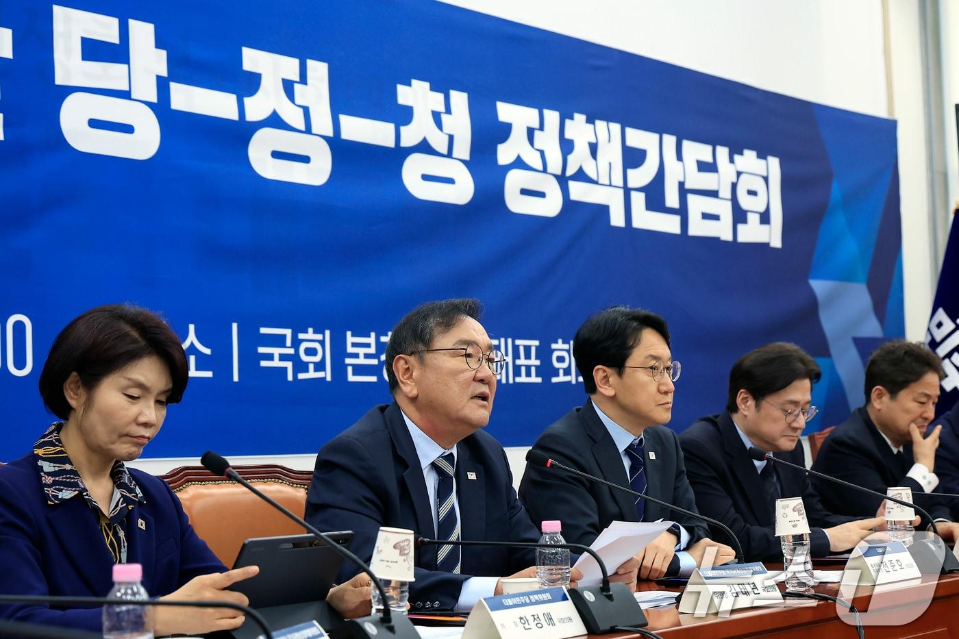 본문 이미지 - 김태년 더불어민주당 국가균형성장특별위원회 위원장이 22일 오후 서울 여의도 국회 당 원내대표실에서 열린 균형성장 주요현안 당정청 정책간담회에서 개회사를 하고 있다. 2026.4.22 ⓒ 뉴스1 박정호 기자