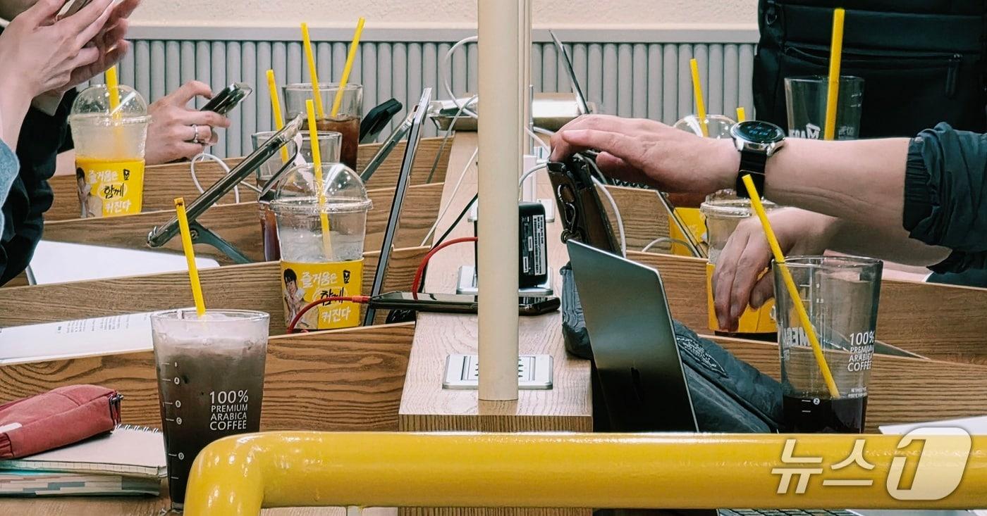 본문 이미지 - 13일 서울 종로구의 한 카페에서 일회용컵이 다량 사용되고 있다. ⓒ 뉴스1