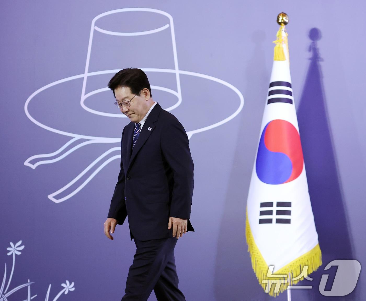 본문 이미지 - 베트남을 국빈 방문 중인 이재명 대통령이 22일(현지시간) 하노이의 한 호텔에서 열린 동포 오찬 간담회에서 인사말을 마친 뒤 단상을 내려오고 있다.2026.4.22 ⓒ 뉴스1 이재명 기자