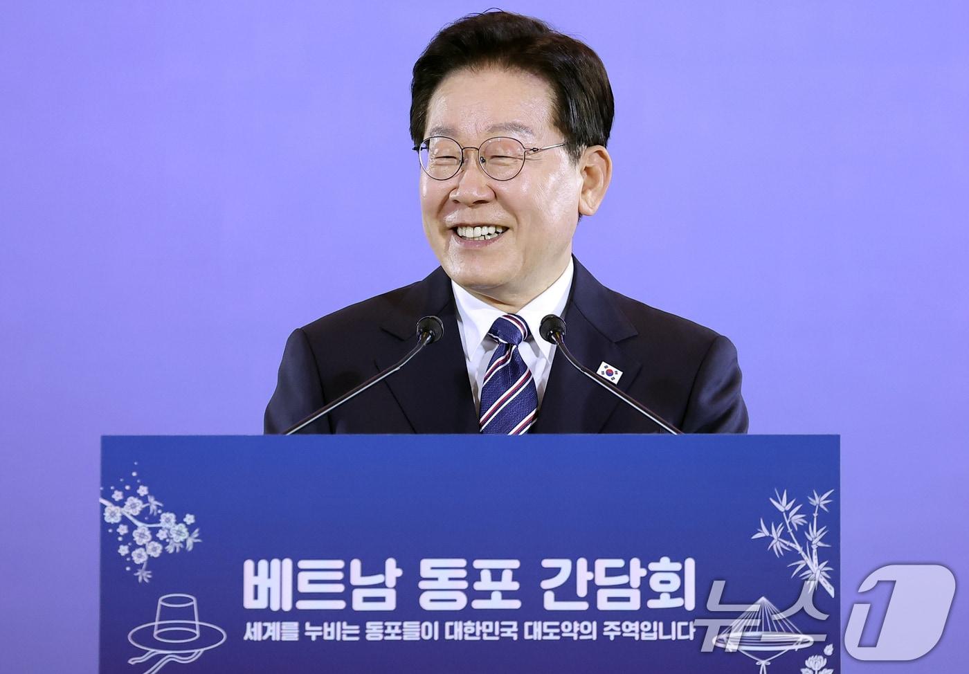 본문 이미지 - 베트남을 국빈 방문 중인 이재명 대통령이 22일(현지시간) 하노이의 한 호텔에서 열린 동포 오찬 간담회에서 인사말을 하고 있다. 2026.4.22 ⓒ 뉴스1 이재명 기자