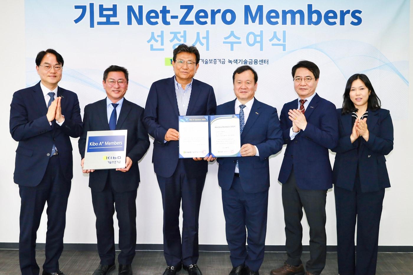 본문 이미지 - 이재필 기보 이사(왼쪽에서 네번째)와 최성규 엘파워텍 대표이사(왼쪽에서 세번째), 수여식 참석자들이 기념사진을 찍고 있다.(기술보증기금 제공)