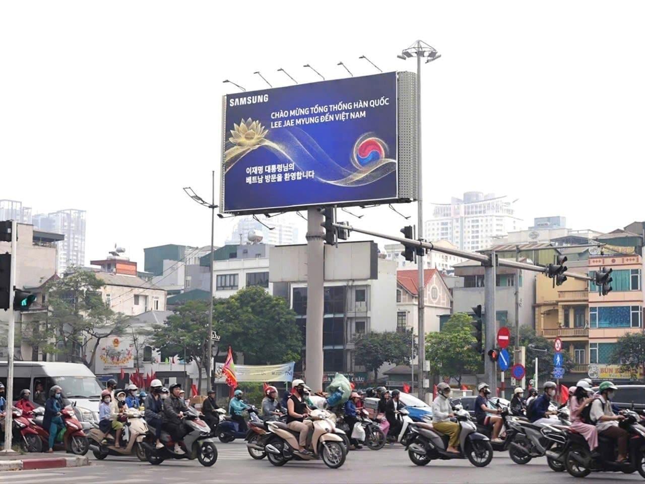 본문 이미지 - 베트남 하노이 중심지에 위치한 중화교(Trung Hoa) 옥외광고판에 삼성전자 현지법인이 추진한 이재명 대통령 환영 광고가 걸려 있다.(삼성전자 제공)/뉴스1