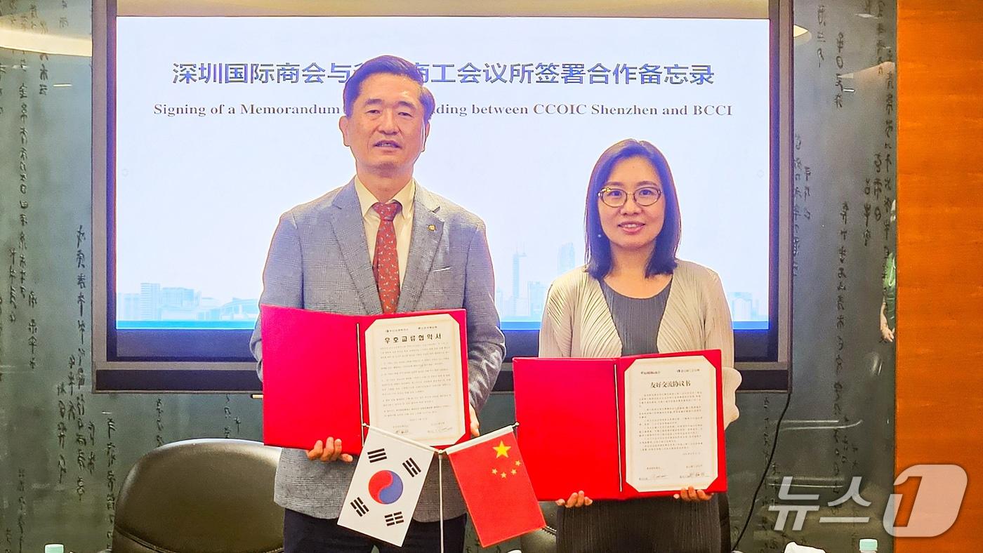 본문 이미지 - 지난 21일 부산상의와 선전국제상회는 경제협력 채널 구축을 위한 업무협약을 체결했다. (부산상의 제공. 재판매 및 DB금지)