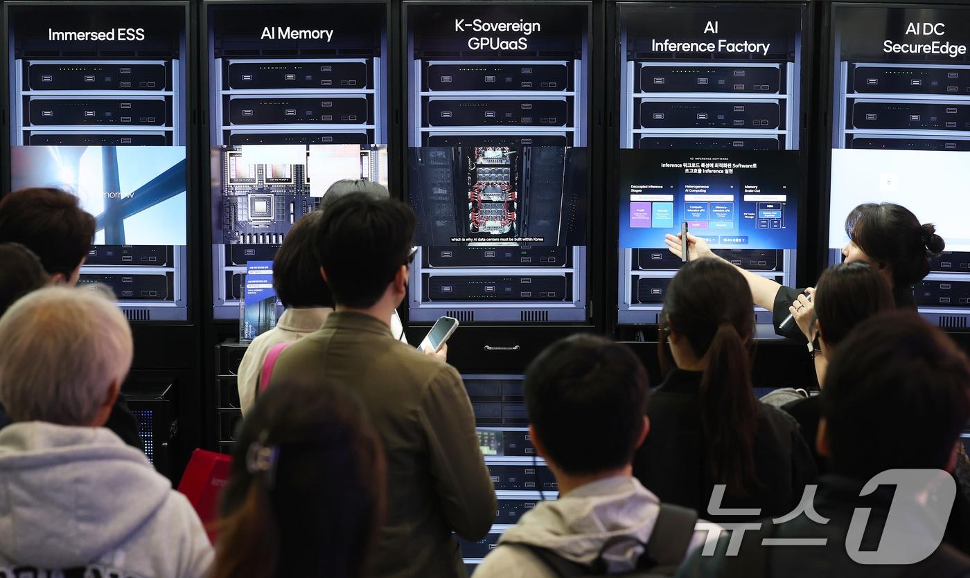 본문 이미지 - '2026 월드IT쇼'(WIS 2026)를 찾은 관람객들이 SKT 부스에서 AI데이터센터를 살펴보고 있다.  ⓒ 뉴스1 오대일 기자