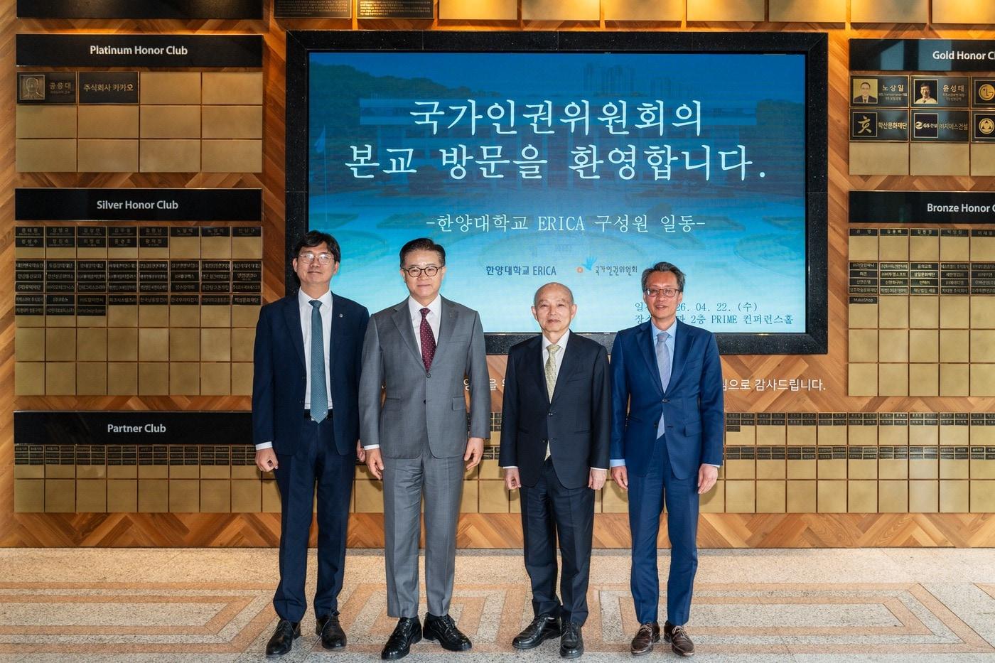 본문 이미지 - 안창호 국가인권위원회 위원장이 22일 한양대학교 ERICA 인권센터를 방문한 모습(인권위 제공)