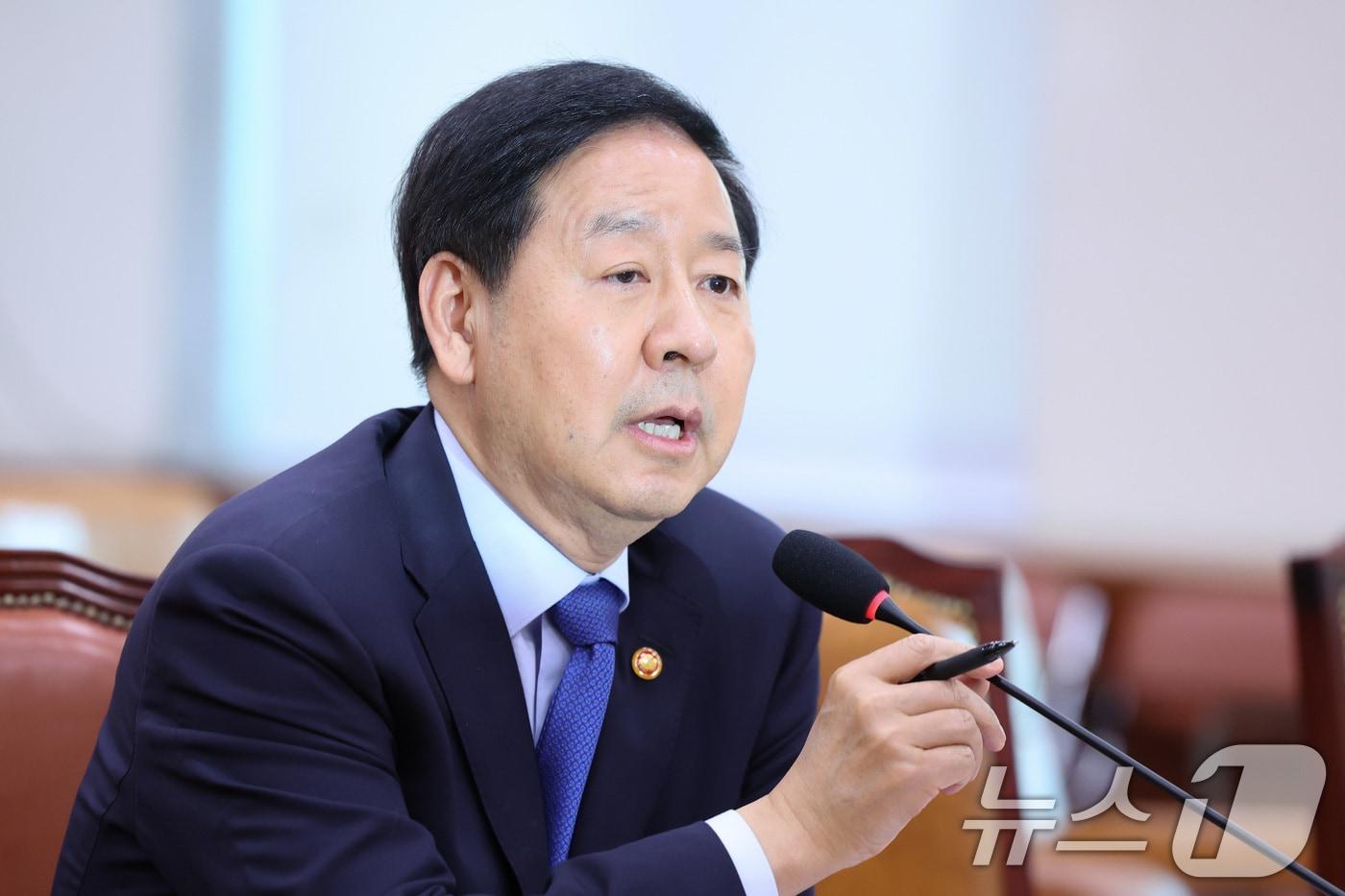본문 이미지 - 구윤철 부총리 겸 재정경제부 장관이 22일 서울 여의도 국회에서 열린 법제사법위원회 전체회의에서 의원 질의에 답변하고 있다. 2026.4.22 ⓒ 뉴스1 신웅수 기자