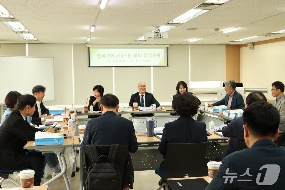 본문 이미지 - 22일 대전광역시사회서비스원에서 개최된 한국사회서비스원협회 정기총회 모습. 이날 협회 초대 회장으로 서양열 전북사회서비스원장이 선출됐다.(전북사회서비스원 제공. 재판매 및 DB금지)/뉴스1  