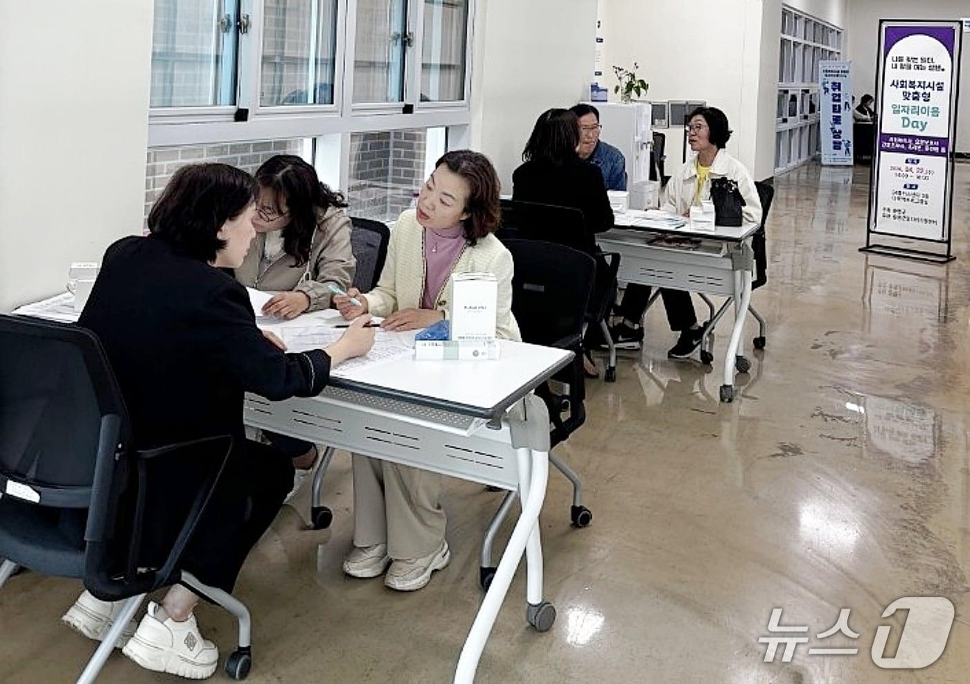 본문 이미지 - 증평군 사회복지시설 맞춤형 일자리 이음 데이 진행 모습(증평군 제공. 재판매 및 DB금지)