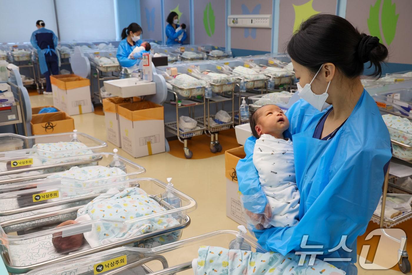 본문 이미지 - 경기 고양시 차의과학대학교 일산차병원 신생아실. 2026.4.22 ⓒ 뉴스1 안은나 기자