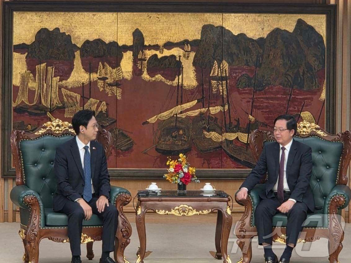 본문 이미지 - 배경훈 부총리 겸 과학기술정보통신부 장관이 22일(현지시간) 이재명 대통령 베트남 국빈 방문을 계기로 호 꾸억 중 베트남 과학기술 소관 부총리와 면담을 하고 있다. (과학기술정보통신부 제공. 재판매 및 DB 금지) 2026.4.22 ⓒ 뉴스1