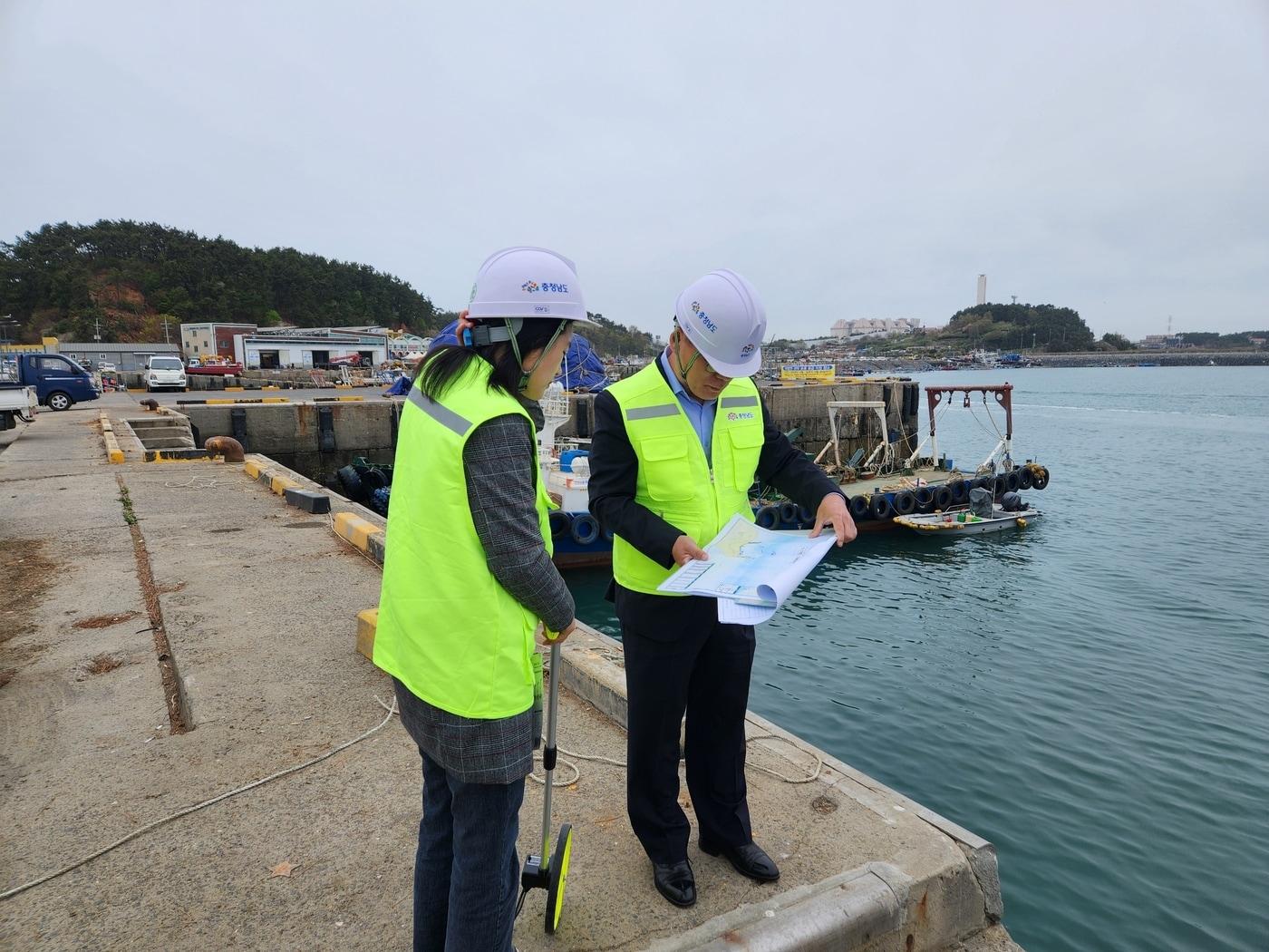 본문 이미지 - 항만시설물 정기 안전 점검 모습.(충남도 제공. 재판매 및 DB금지)/뉴스1