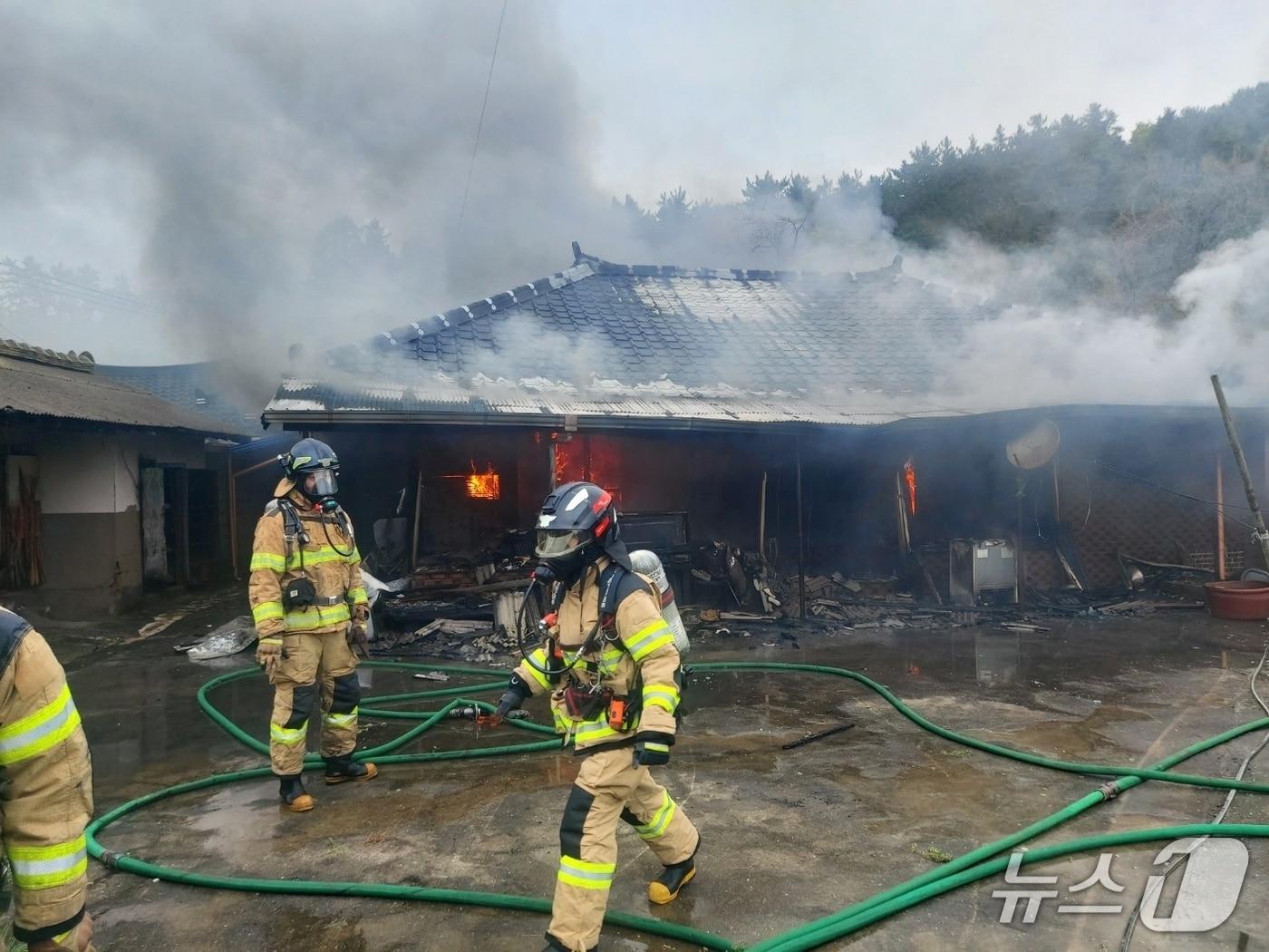 본문 이미지 - 22일 오후 2시 21분쯤 전남 완도군 고금면의 한 주택에서 불이 나 소방당국이 화재를 진화하고 있다.(전남소방본부 제공. 재판매 및 DB 금지)