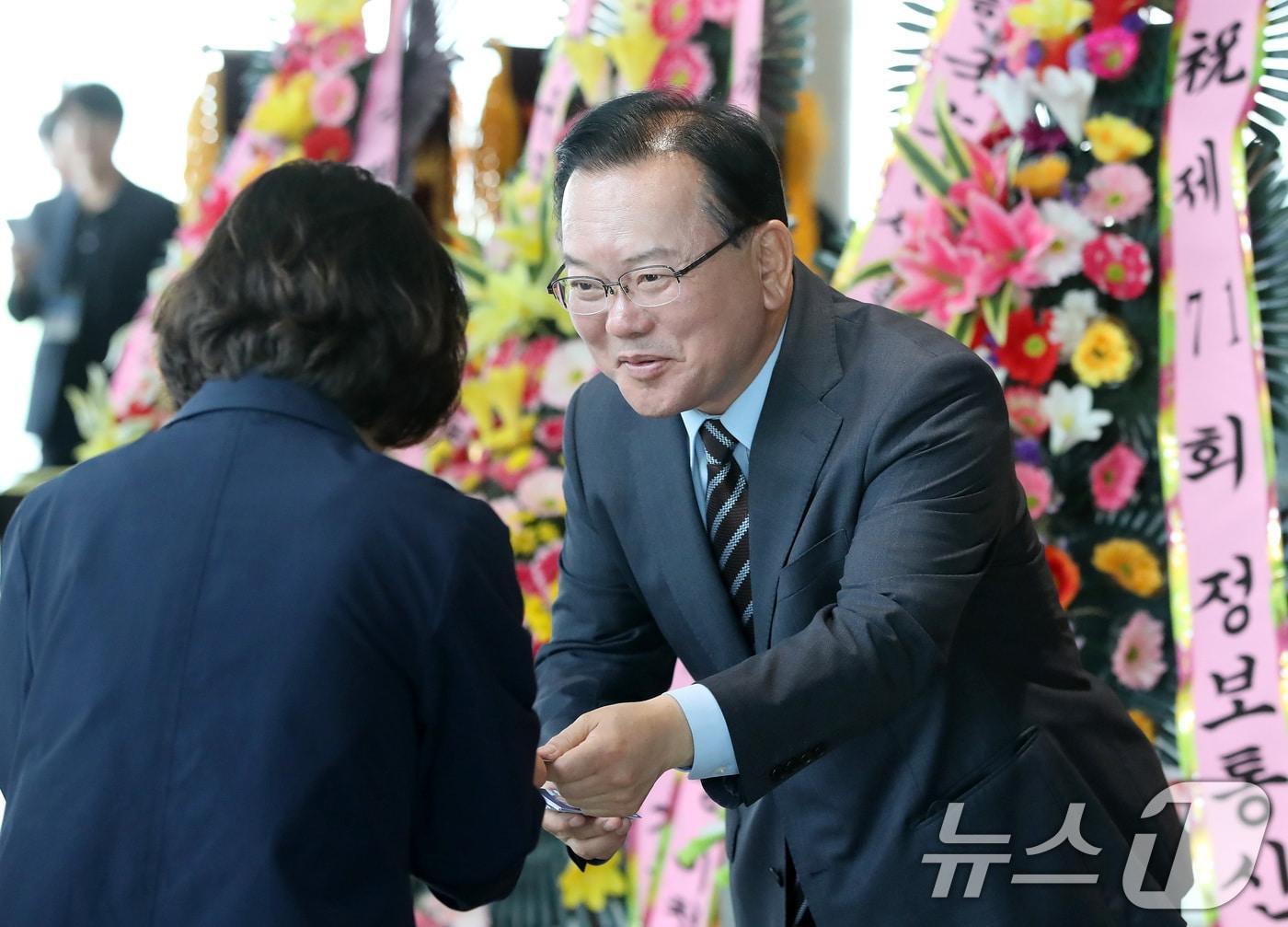 본문 이미지 - 김부겸 더불어민주당 대구시장 예비후보가 22일 오후 대구 북구 iM뱅크 2본점에서 열린 71회 정보통신의 날 기념행사를 찾아 시민과 인사 나누고 있다. 2026.4.22 ⓒ 뉴스1 공정식 기자