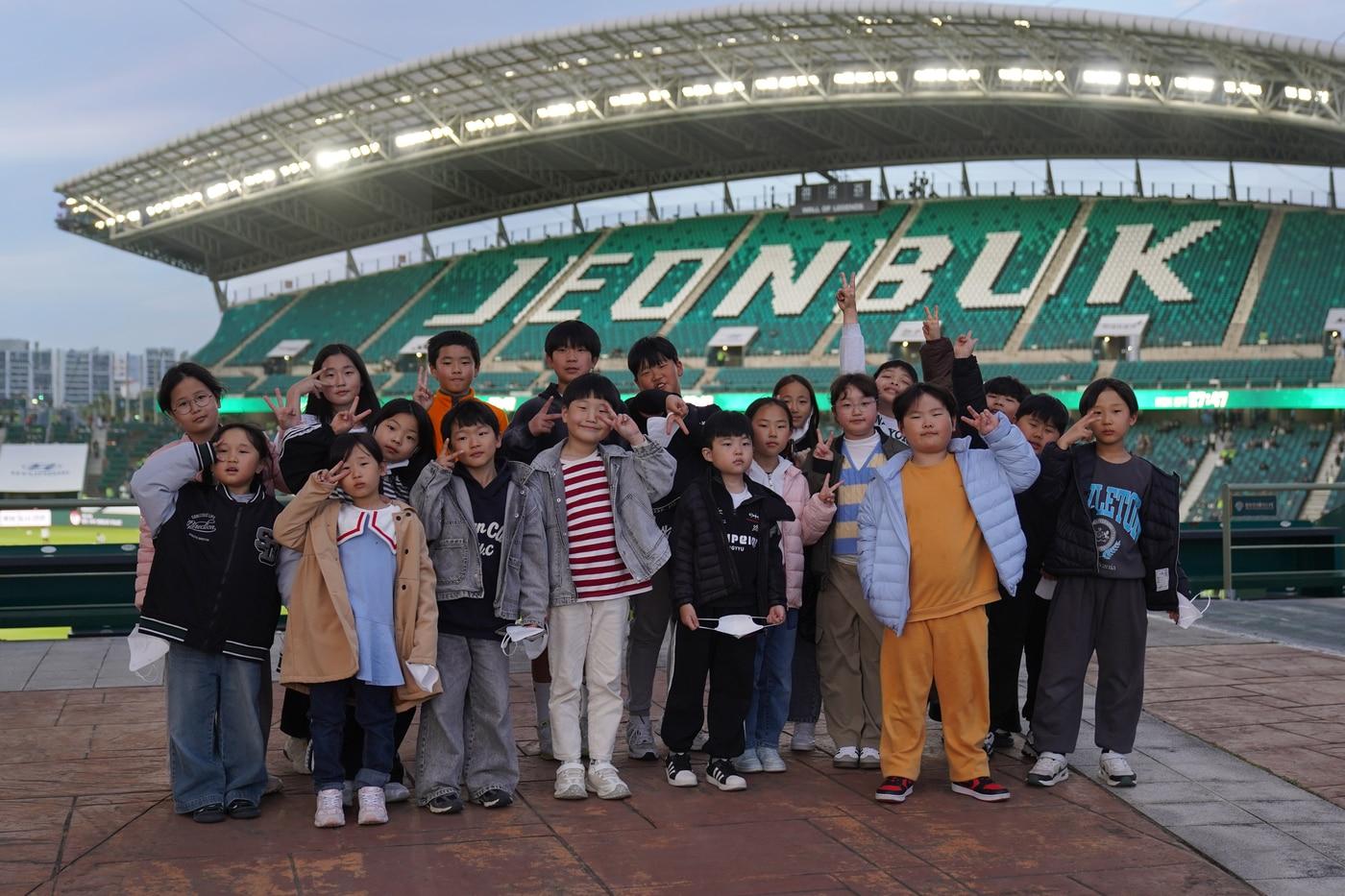 본문 이미지 -  K리그1 전북현대가 도내 면 단위 작은 학교 학생들에게 친환경 수소버스를 제공, 경기 관람을 지원한다. (전북 제공)