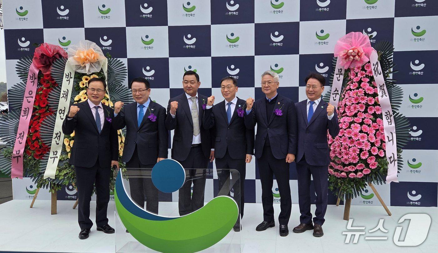 본문 이미지 - 22일 ㈜농업회사법인 중앙축산의 익산공장 준공식이 개최된 가운데 행사 참석자들이 기념 촬영을 하고 있다.(전북도 제공. 재판매 및 DB금지)/뉴스1 