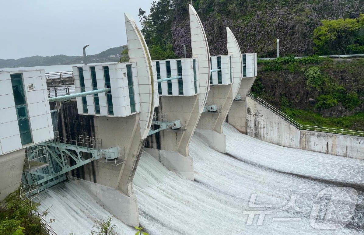 본문 이미지 - 한국농어촌공사 전남지역본부(본부장 김재식)는 22일 나주호에서 한 해 농사의 시작을 알리고 안전 영농을 기원하는 '2026년 전남 대표 통수식'을 개최했다.(농어촌공사 제공, 재배포 및 DB 금지) ⓒ 뉴스1