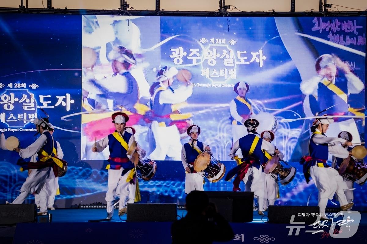 본문 이미지 - 광주시립광지원농악단이 지난해 열린 광주왕실도자페스티벌에서 공연을 하고 있는 모습.(광주시 제공)