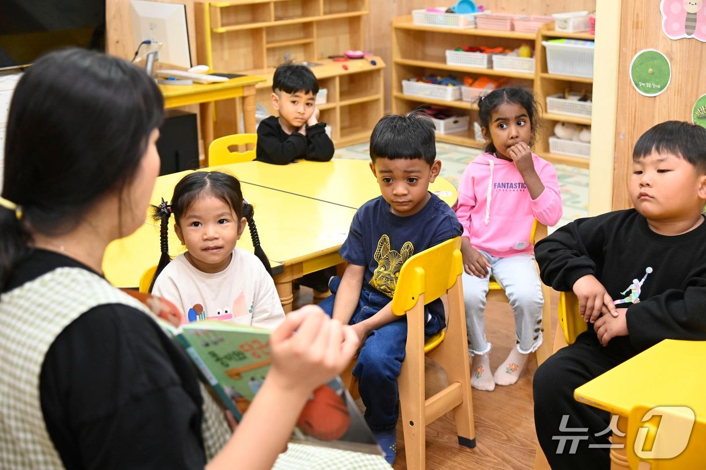 본문 이미지 - 대구 달성군 논공읍의 한 어린이집에서 외국인 아동들이 수업을 듣고 있다.(대구 달성군 제공. 재판매 및 DB금지)