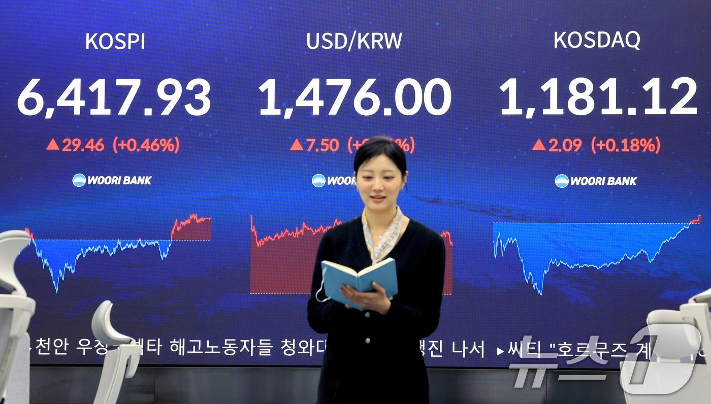 본문 이미지 - 코스피 지수가 연일 사상 최고치를 경신한 22일 서울 중구 우리은행 본점 딜링룸 전광판에 종가가 표시되고 있다. 이날 코스피 지수는 전거래일 대비 29.46(0.46%) 포인트 상승한 6417.93, 코스닥은 전거래일 대비 2.09포인트(0.18%) 오른 1181.12로 장을 마감했다. 2026.4.22 ⓒ 뉴스1 이호윤 기자